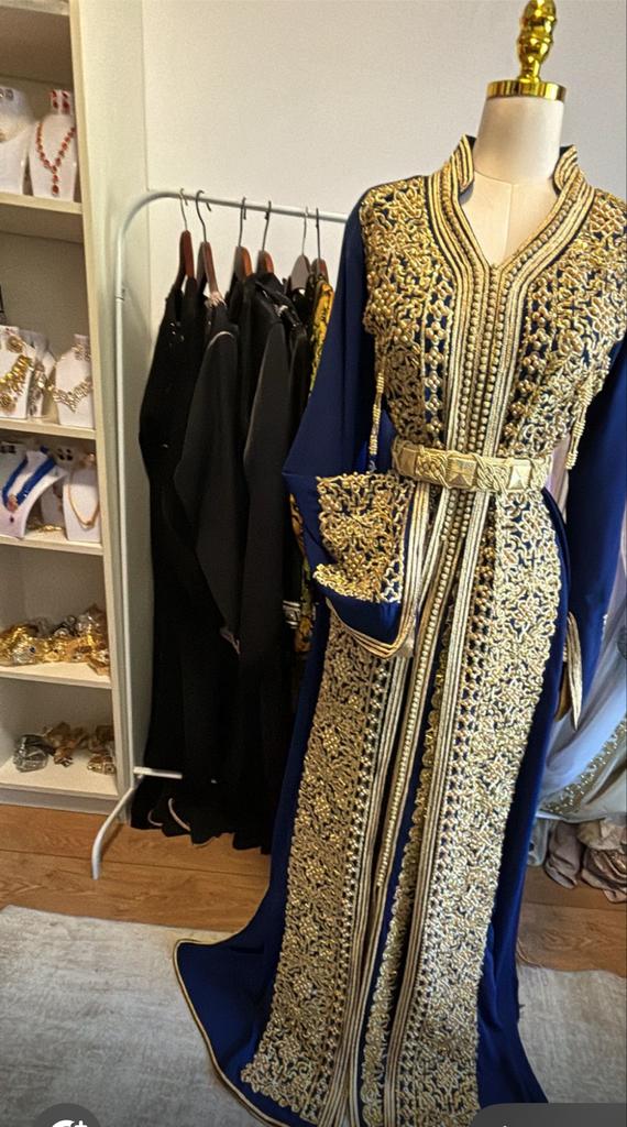 Marokkaanse Takchita - Blauw met Goud Borduurwerk, te HUUR, Overige typen, Blauw, Zo goed als nieuw, Ophalen