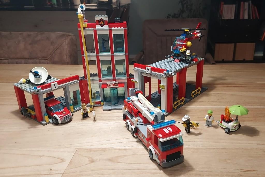 Lego City 60110 Brandweerkazerne, Kinderen en Baby's, Speelgoed | Duplo en Lego, Ophalen of Verzenden, Gebruikt, Complete set