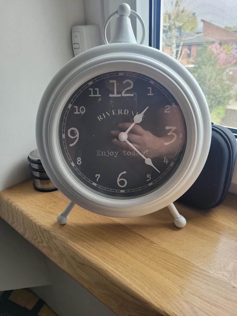 Riverdale tafelklok wit met zwart, Huis en Inrichting, Ophalen