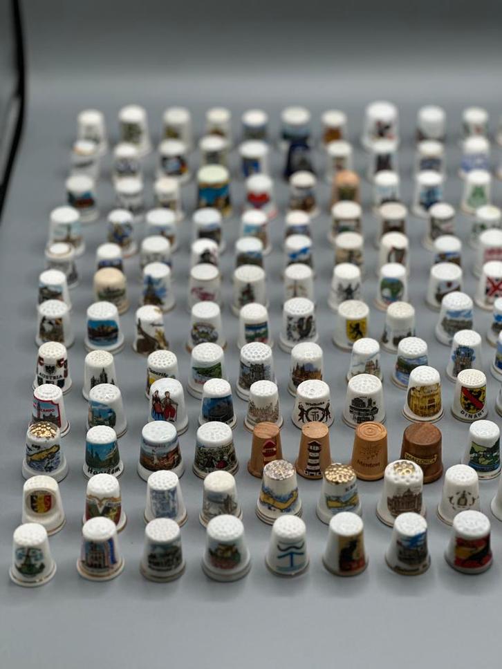 Vingerhoedjes bijzondere verzameling, Verzamelen, Vingerhoedjes, Zo goed als nieuw, Buitenland, Porselein, Reliëf, Ophalen of Verzenden