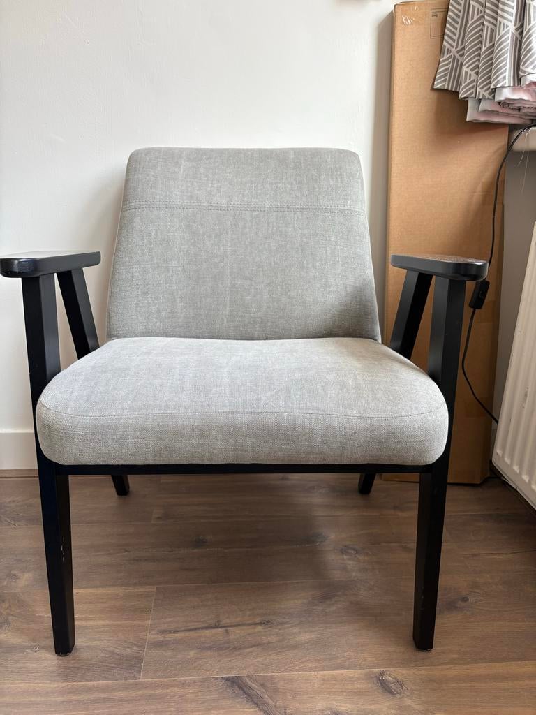 Comfortabele grijze stoel met armleuningen, Huis en Inrichting, Stoelen, Ophalen, Gebruikt, Eén, Stof