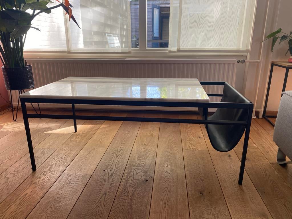 Salontafel met marmeren blad en leren lectuurbak, Ophalen, Overige materialen, Gebruikt, 100 tot 150 cm