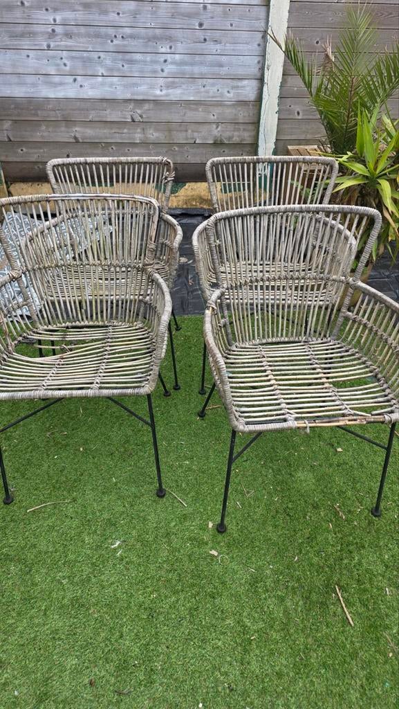 Vier rotan tuinstoelen, Ophalen
