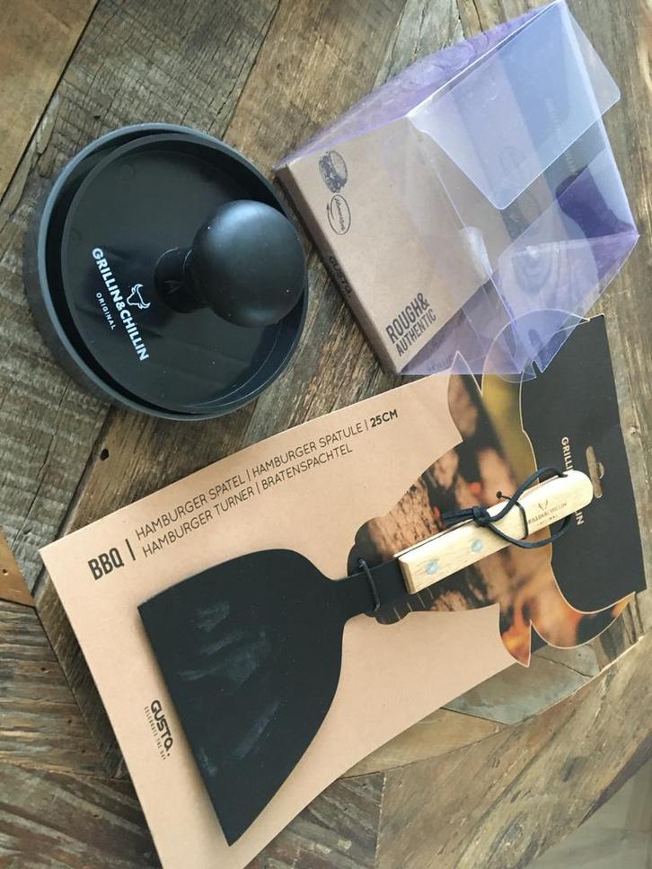 Nieuwe BBQ set: Hamburgerpers en Spatel - Grillin&Chillin, Tuin en Terras, Barbecue-accessoires, Nieuw, Ophalen