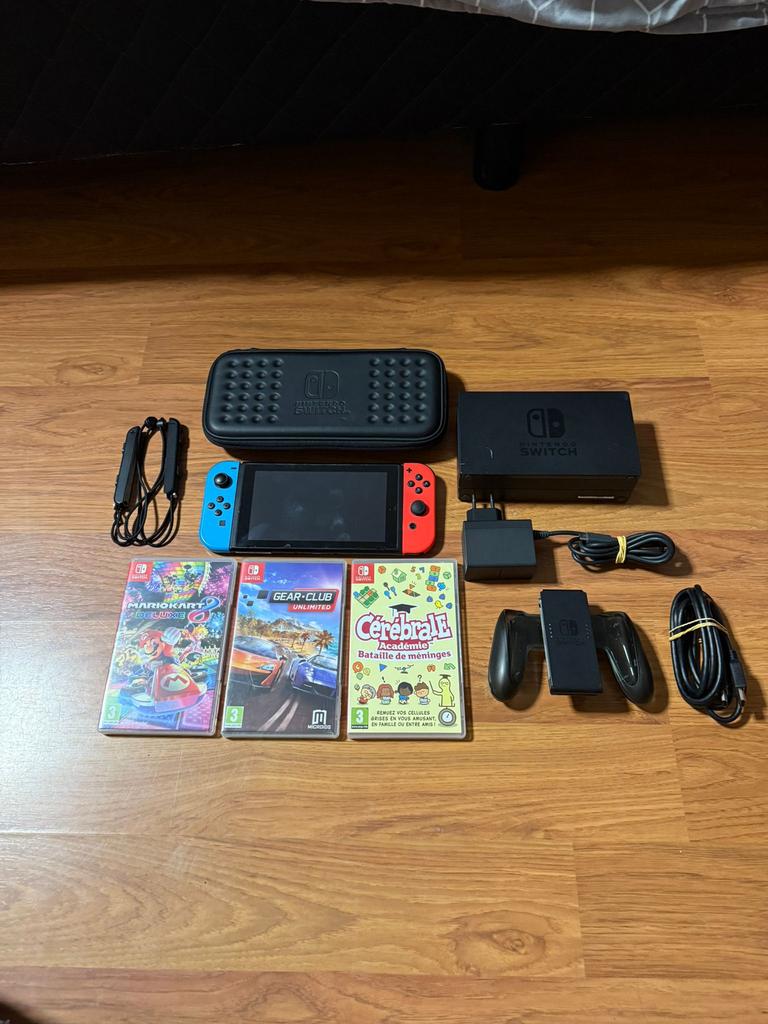 Nintendo Switch V2 2022 + Mario Kart 8 Deluxe & Accessoires, Spelcomputers en Games, Games | Nintendo Switch, Racen en Vliegen