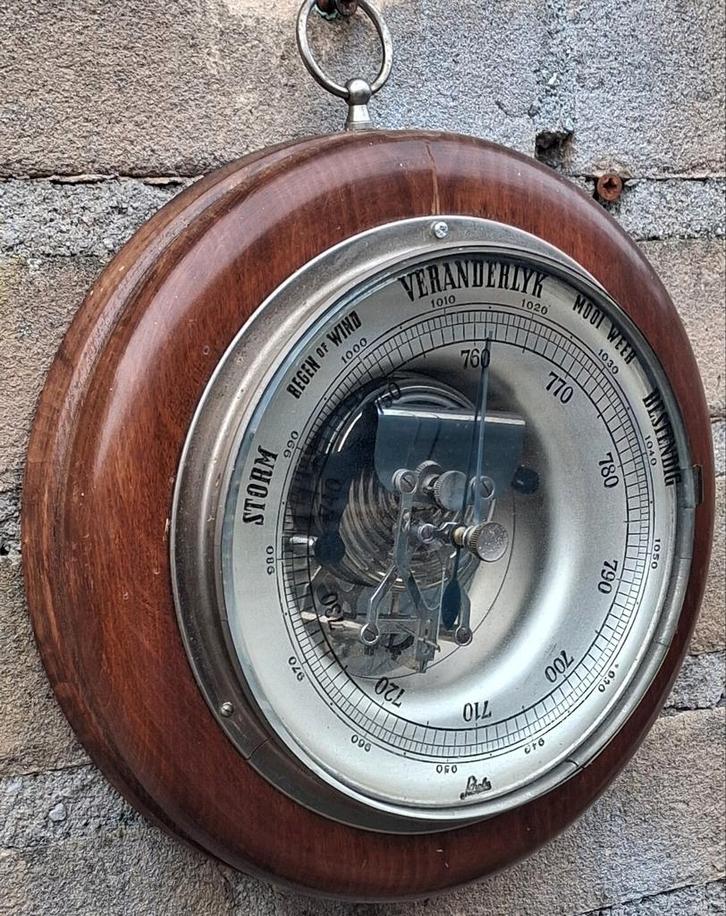 ELKRO Barometer.  1954.  Ø 18 cm.  Houten huis., Audio, Tv en Foto, Weerstations en Barometers, Gebruikt, Barometer, Ophalen