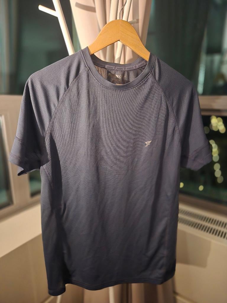 Donker sport t-shirt | Dark athletic t-shirt, Ophalen of Verzenden, Zo goed als nieuw, Maat 46 (S) of kleiner, Zwart