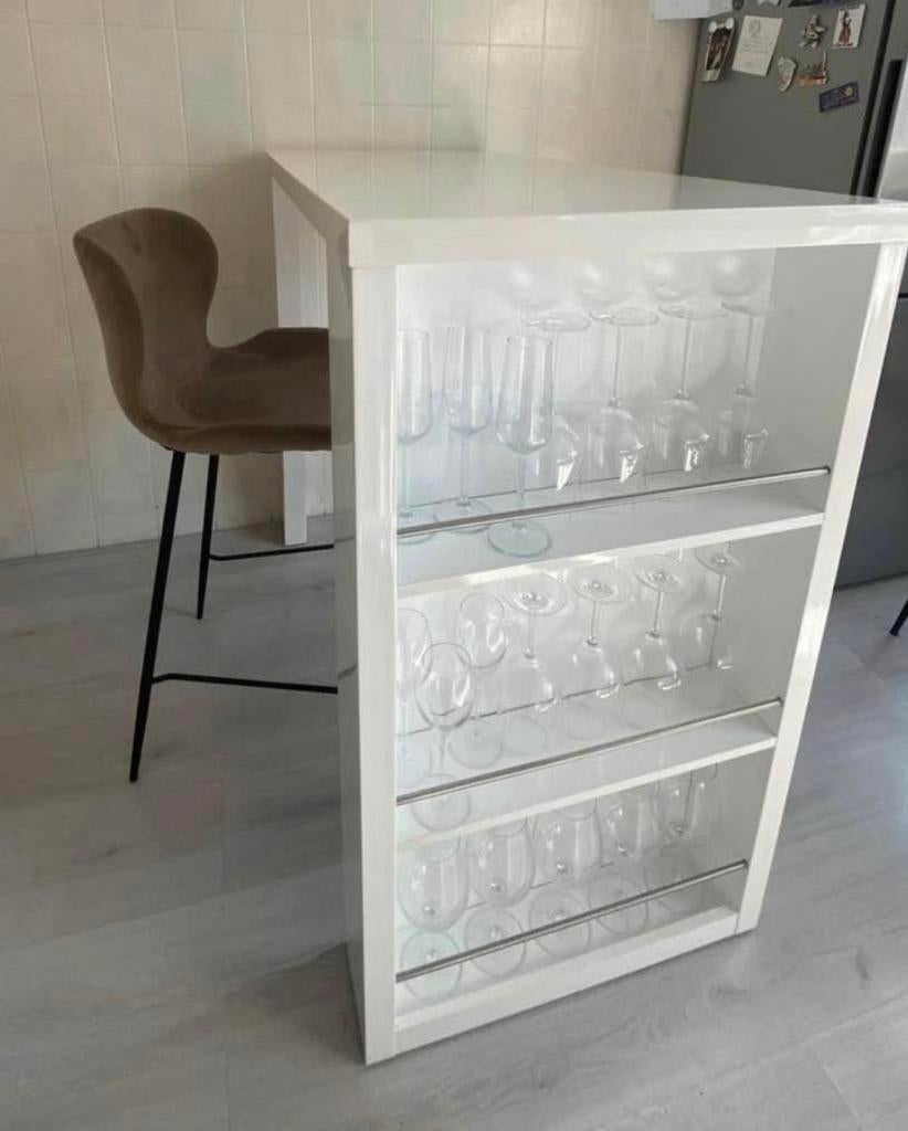 Witte keukenbar met glazenrek en 2 taupe barkrukken, Huis en Inrichting, Barren, Ophalen of Verzenden, Zo goed als nieuw, Inclusief barstoelen