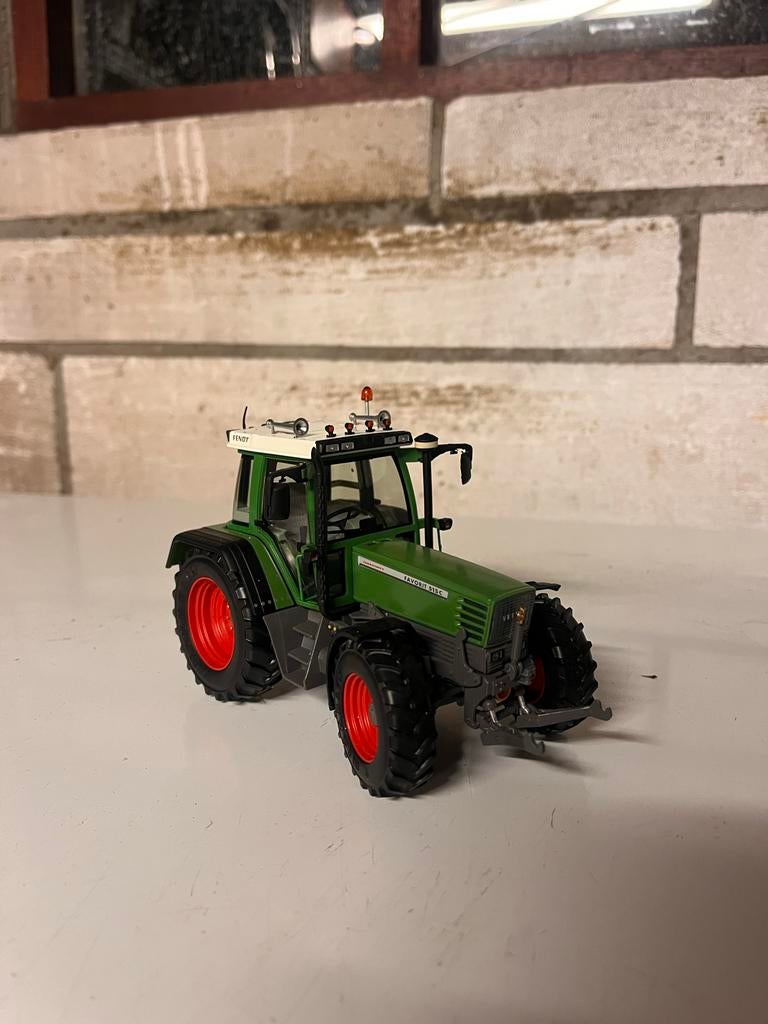 Aangepaste Fendt 515c Miniatuur met Luchthoorns en Toplichtj, Overige merken, Gebruikt, 1:32 tot 1:50, Overige typen