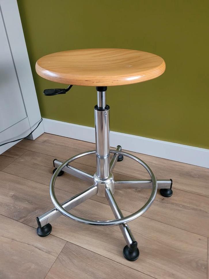 In hoogte verstelbare kruk met houten zitting, Huis en Inrichting, Krukjes, Gebruikt, IJzer, In hoogte verstelbaar, Ophalen