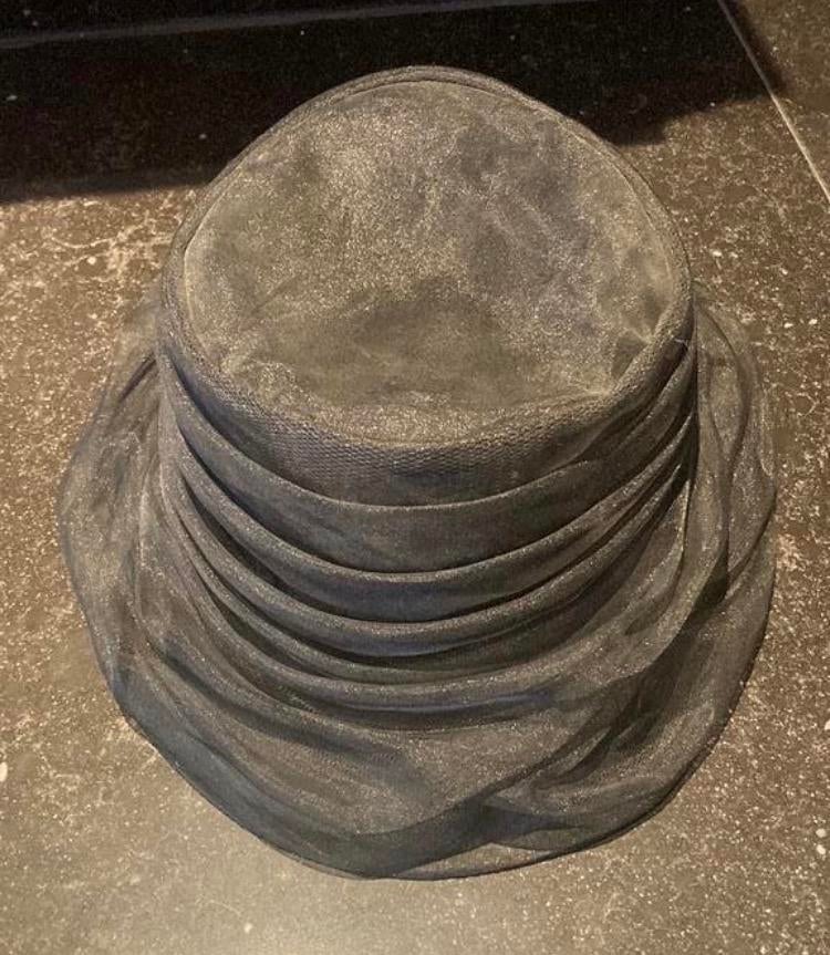 Organza zwarte hoed, 1x gedragen bij een bruiloft, Kleding | Dames, Hoeden en Petten, Ophalen of Verzenden, Zo goed als nieuw