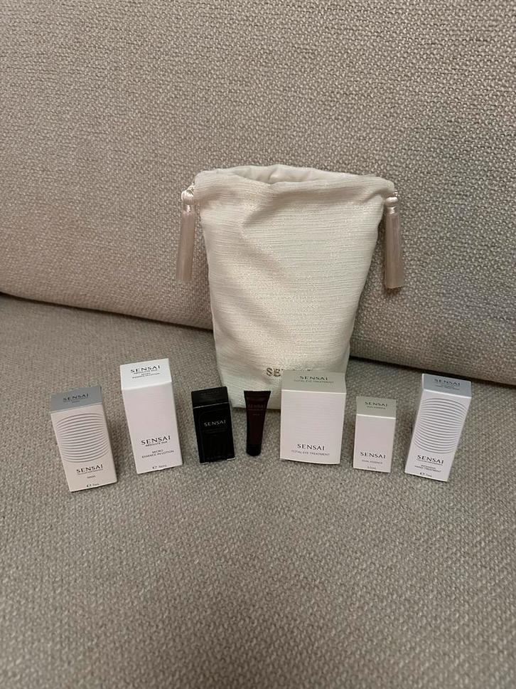 Sensai Mini's: Luxe Set met Pouch, Masker, Essence & Meer, Sieraden, Tassen en Uiterlijk, Uiterlijk | Cosmetica en Make-up, Nieuw