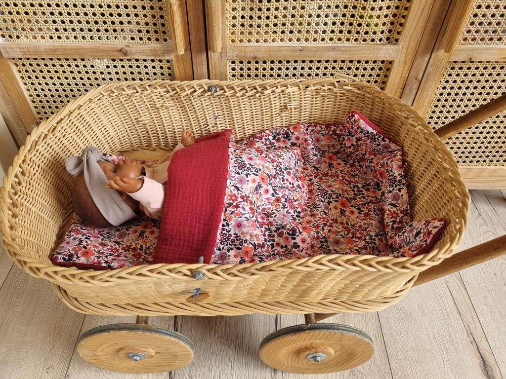 Poppenwagentje rotan hout incl nieuw deken met kussentje, Ophalen, Babypop