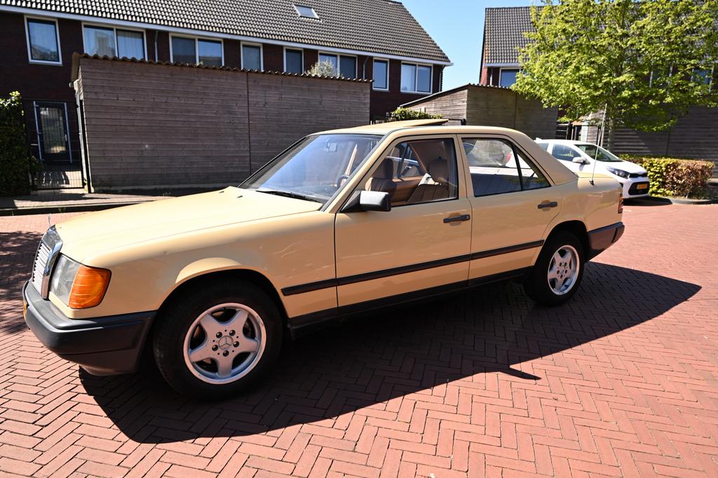 Mercedes 250D W124 5-bak | schuifdak | APK 2028, Auto's, Mercedes-Benz, Beige, Sedan, Geïmporteerd, 1500 kg