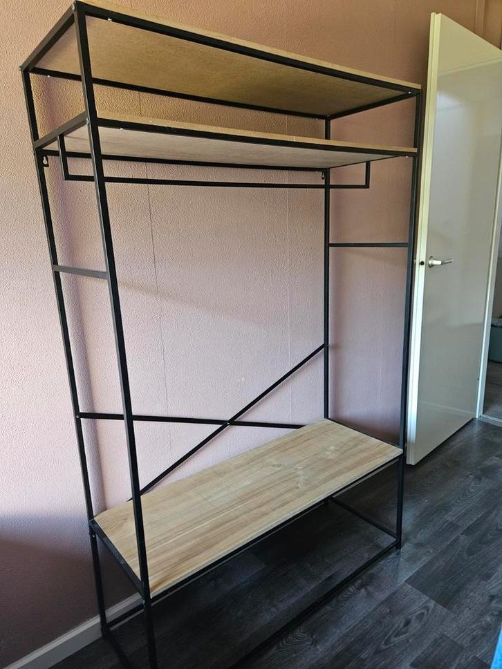 Modern kledingrek met planken - Zwart metaal en hout, Kleding | Dames, Kledingrekken, Zo goed als nieuw, Ophalen of Verzenden