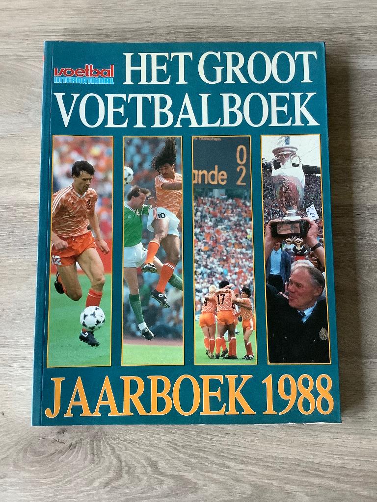 Voetbal International Het Groot Voetbalboek 1988, Ophalen of Verzenden, Zo goed als nieuw, Balsport, Voetbal International