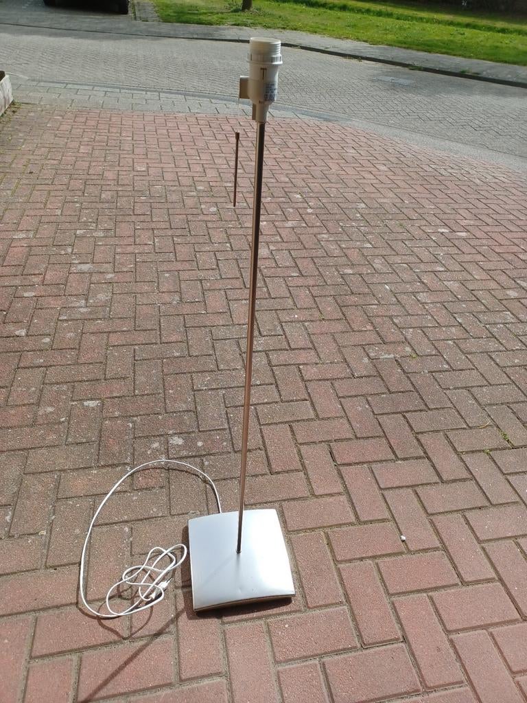 IKEA lampstandaard, zilverkleurig, zonder kap, Ophalen, Gebruikt, 100 tot 150 cm, Metaal