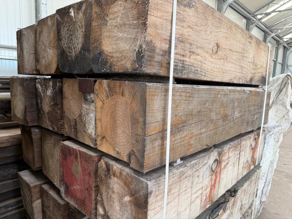 30x30cm robuuste balken, palen hout met karakter Radiatapine