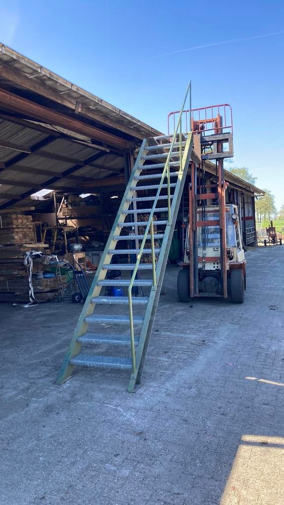 Stalen trap, Ophalen, Zo goed als nieuw, 2 tot 4 meter