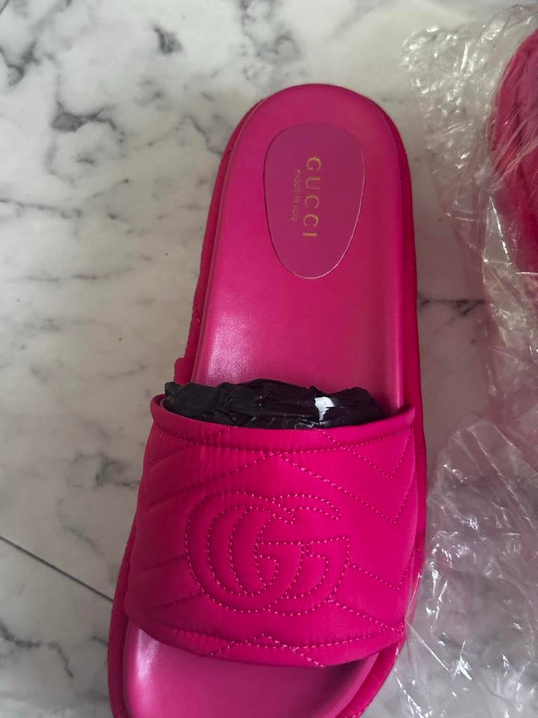 Roze Gucci slippers maat 40, Kleding | Dames, Ophalen of Verzenden, Nieuw, Roze, Slippers