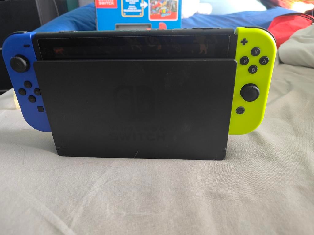 Nintendo Switch met blauwe en gele Joy-Cons, Spelcomputers en Games, Spelcomputers | Nintendo Switch, Ophalen, Gebruikt, Met 2 controllers