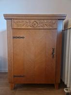 Antieke naaimachine in kast, Ophalen