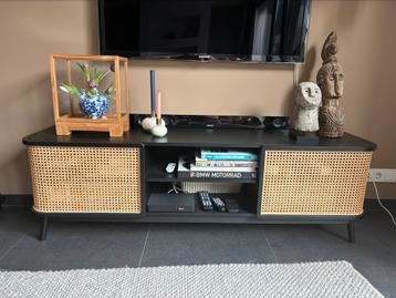 Tv kast, zwart hout met webbing deurtjes