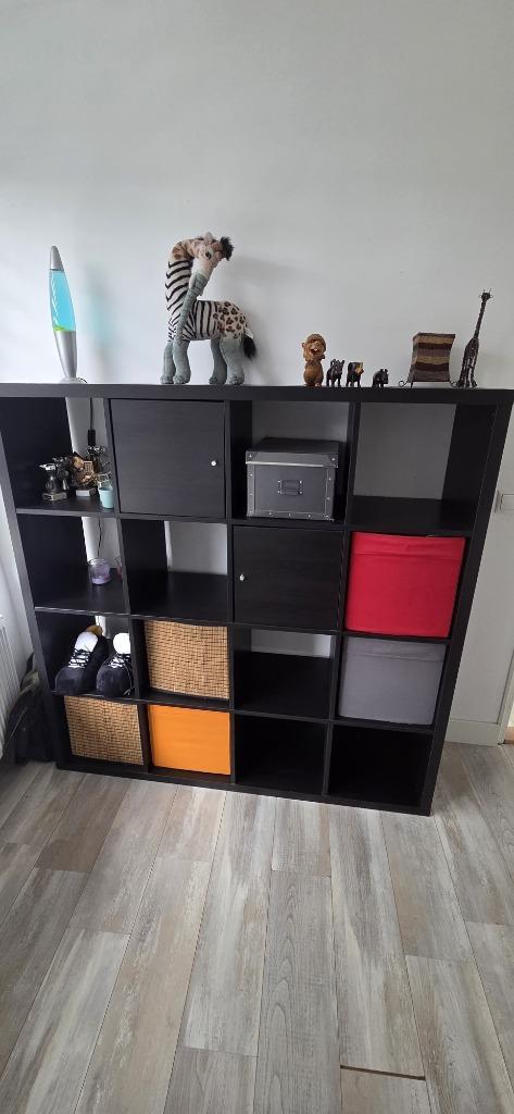 IKEA KALLAX Kast 4x4 – Met Deurtjes & Opbergboxen, Huis en Inrichting, Kasten | Boekenkasten, Zo goed als nieuw, 100 tot 150 cm