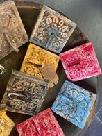 Indiase oude afval houtsnijwerk tegeltjes met haak uit india, Huis en Inrichting, Wandkapstok, Verburgt Vintage, Nieuw, Ophalen of Verzenden