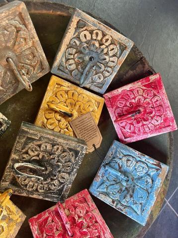 Indiase oude afval houtsnijwerk tegeltjes met haak uit india beschikbaar voor biedingen