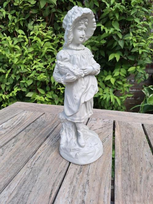 Beeld meisje met mandje 38 cm., Antiek en Kunst, Kunst | Beelden en Houtsnijwerken, Ophalen of Verzenden