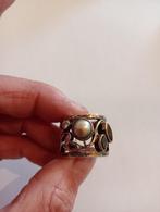 Bewerkte verzilverde ring met parel, Ophalen of Verzenden, Dame, Met parel, Zilver