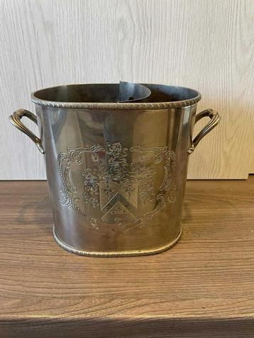 Oude verzilverde wijnkoeler met wapenschild beschikbaar voor biedingen