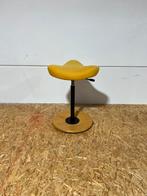 Varier move compact zadelkruk kleur geel, Huis en Inrichting, Barkrukken, 1 kruk, Ophalen of Verzenden, Zo goed als nieuw, 60 tot 90 cm