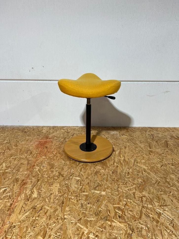 Varier move compact zadelkruk kleur geel, Huis en Inrichting, Barkrukken, Zo goed als nieuw, 60 tot 90 cm, 1 kruk, Ophalen of Verzenden