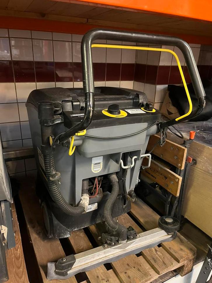 Karcher BR 40/25 C schrobmachine uit 2011 nw accu en rollen!, Doe-het-zelf en Verbouw, Reinigingsmachines, Gebruikt, Schrobmachine