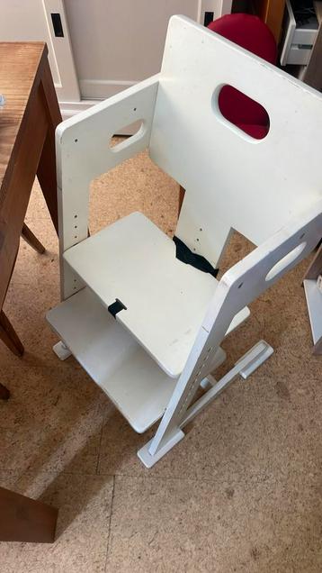 Kinderstoel massiefhout, afneembaar voorblad+ stoeltjes beschikbaar voor biedingen