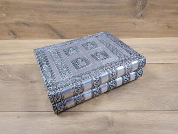 Decoratieve grote zilverkleurige sieradenkist beschikbaar voor biedingen