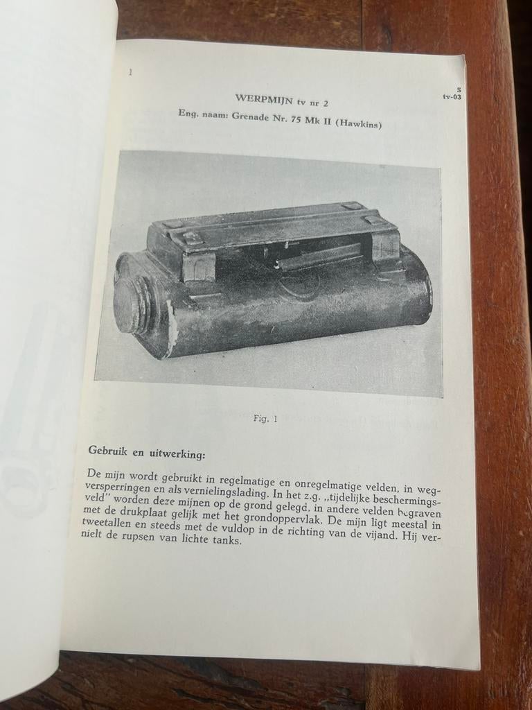 KL KNIL zakboek engelse mijn ontsteker hawkins 1949 genie, Verzamelen, Militaria | Tweede Wereldoorlog, Embleem of Badge, Nederland