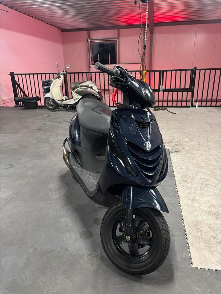 Piaggio zip 70cc Lc, Fietsen en Brommers, Scooters | Piaggio, Zo goed als nieuw, Zip, Maximaal 45 km/u, Tweetakt, Ophalen