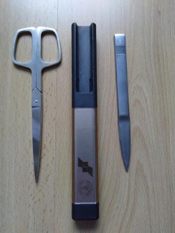 Schaar met briefopener beschikbaar voor biedingen