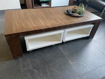 Woonkamer tafel beschikbaar voor biedingen