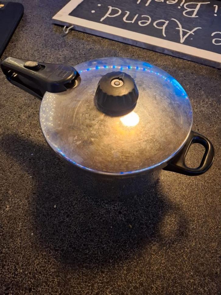 Fissler Snelkookpan 6L - Niet Inductie, Huis en Inrichting, Keuken | Potten en Pannen, Gebruikt, Kookpan of Snelkookpan, Rvs, Keramische plaat