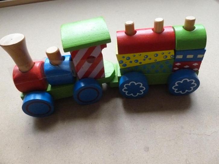 Houten Trein met 3 Wagonnetjes en veel Blokken, Kinderen en Baby's, Speelgoed | Houten speelgoed, Zo goed als nieuw, Duw- of Trekspeelgoed