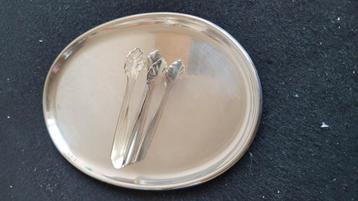 Ovalen verzilverd schaaltje D.E en verzilverd suikertangetje beschikbaar voor biedingen