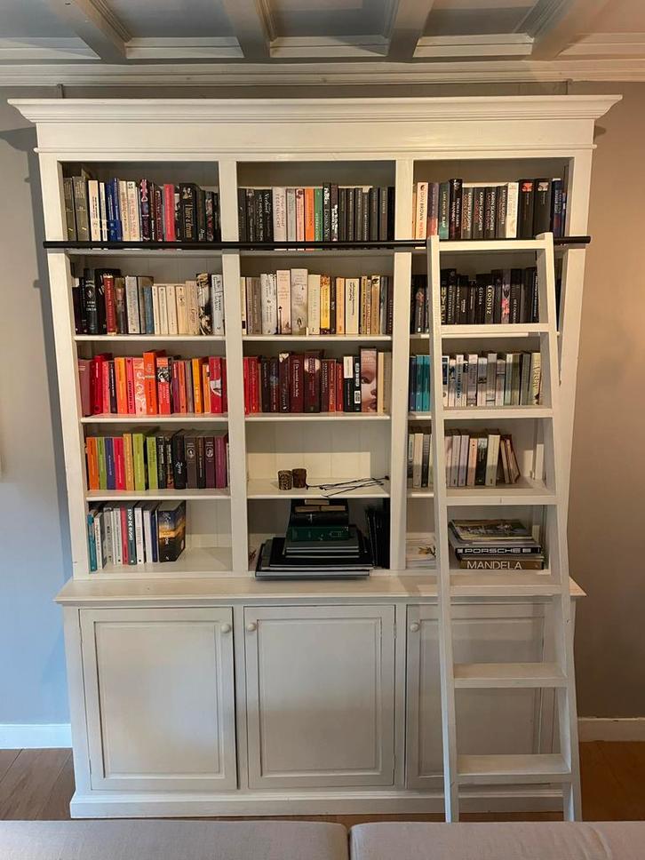 Mooie, witte wandkast/biebliotheek kast met ladder, Huis en Inrichting, Kasten | Boekenkasten, Gebruikt, 200 cm of meer, 200 cm of meer