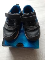 Schoenen blauw met zwart maat 22 nieuw in doos, Sportschoenen, Nieuw, Ophalen of Verzenden, Jongen