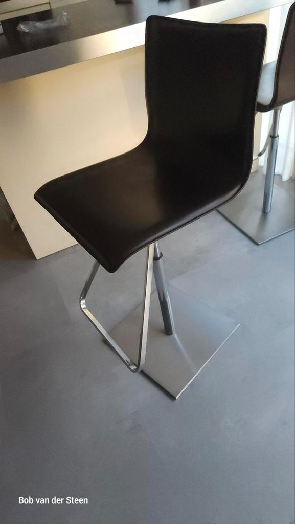 2 Italiaanse design barstoelen Cattelan Toto, Huis en Inrichting, Barkrukken, Zo goed als nieuw, 90 cm of meer, Leer, Metaal, 2 krukken