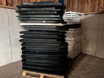Tuintafels met witte of groene poten beschikbaar voor biedingen