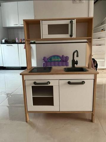 Ikea keukentje met pannen beschikbaar voor biedingen